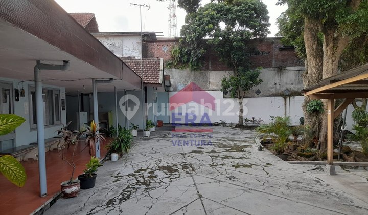 F065 Guest House Strategic Zero Main Road Area Busy and Lively