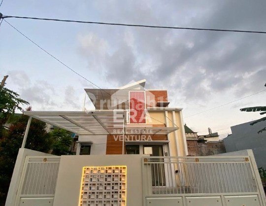 F102 2-Story Boarding House Near Campus, Malang Town Square and a Very Busy Location F102 2-Story Boarding House Near Campus, Malang Town Square and a Very Busy Location