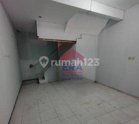 F174 3-Storey Shop House Near Begawan Tlogomas Apartment, Malang 2
