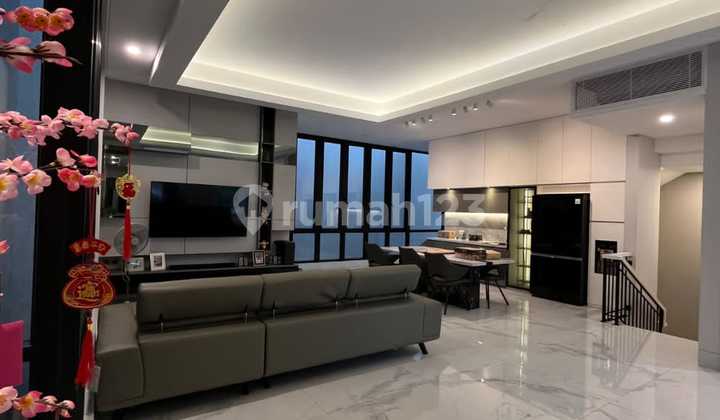 Quick Sale: House at Pondok Hijau Golf Sapphire Corner, Land Area 200M², 3 Floors