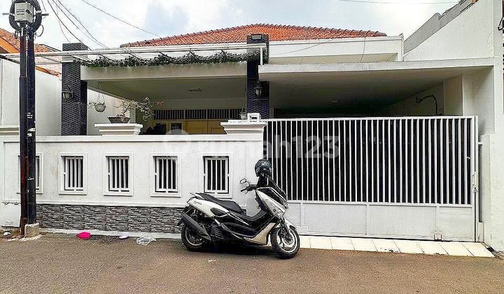 For Sale House Spacious Comfortable In Utan Kayu Matraman East Jakarta Near Rawamangun Toll [AR140]