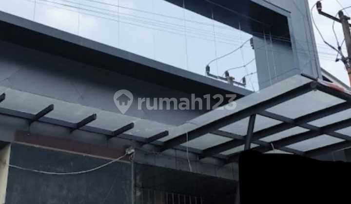 Gedung Di Kemang Raya, Jakarta Selatan