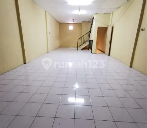 Cheap 4-Story Shophouse Below Appraisal Value on Jl. Margonda Raya, Depok 2