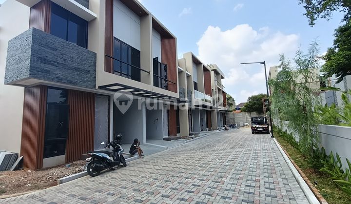 Rumah Modern Dalam Townhouse di Meruya Jakarta Barat Rumah Modern Dalam Townhouse di Meruya Jakarta Barat