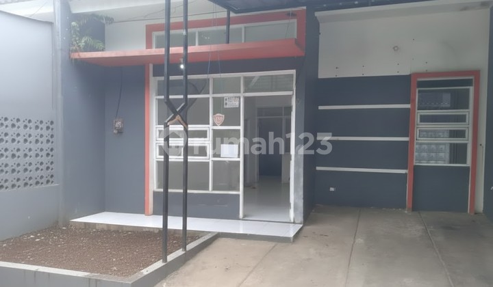 House Near Depok Station 3 Bedrooms 2 Bathrooms