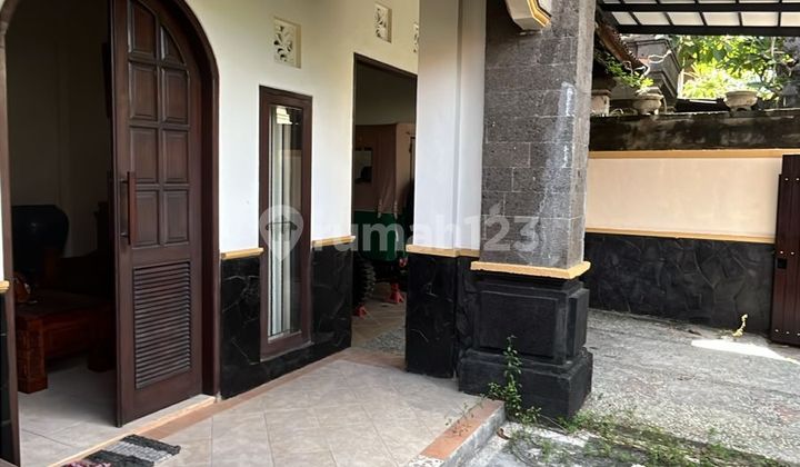 2-Story House with 6 Bedrooms in a Strategic Location