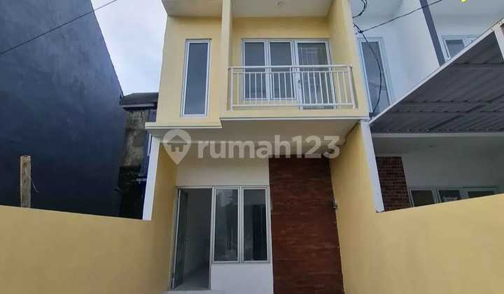 Rumah Mungil 2 Lantai Semi Furnish Berlokasi Strategis