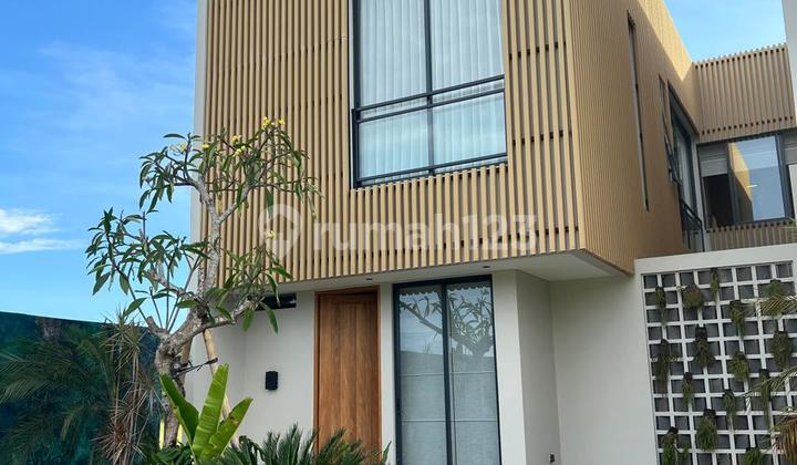 Vila Cantik 2 Lantai Berlokasi Strategis Vila Cantik 2 Lantai Berlokasi Strategis