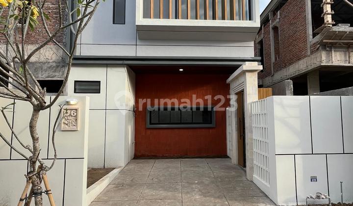 Vila 2 Lantai Dekat Pantai Lokasi Sangat Strategis 