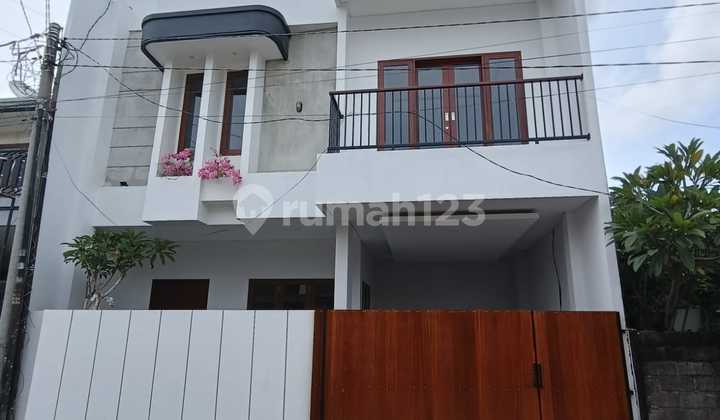 Rumah Semi Villa dengan Pool Berlokasi Strategis Rumah Semi Villa dengan Pool Berlokasi Strategis