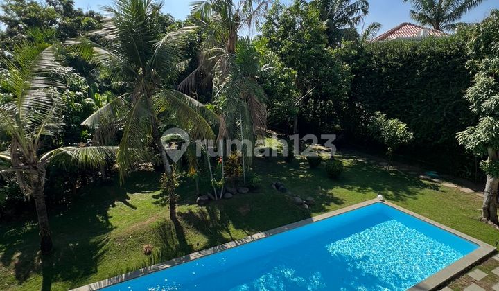 For Rent Luxury House Graha Famili with Golf View, Nice Swimming Pool, Furnished, Ready to Occupy.