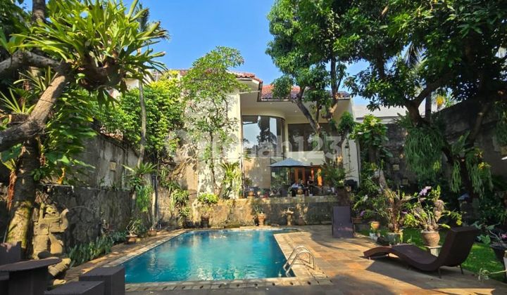 Kesempatan terbaik untuk mendapatkan Rumah Tropical bergaya Bali yang berada di lokasi strategis Jakarta selatan