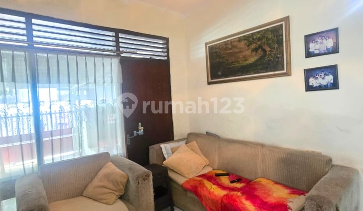 Strategic house in Bendungan Hilir, ideal for living or boarding and close to MRT. 2