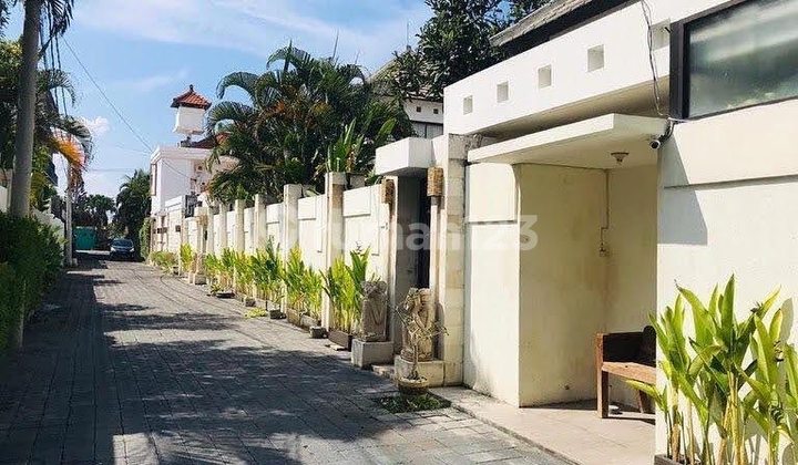 Villa Siap Huni dengan Pool Dekat ke Pantai Strategis di Seminyak