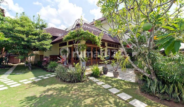 Turun Harga Villa Mewah Dekat Finns & Atlas, Canggu, Badung, Bali