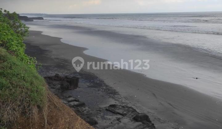Tanah Langka Pinggir Pantai di Pantai Kelating Tabanan