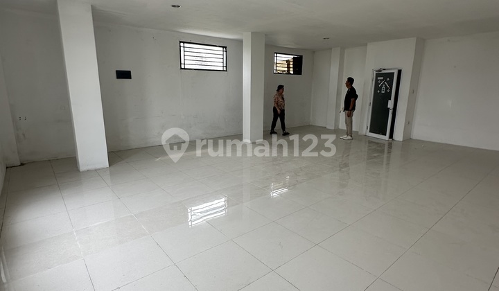 Dijual Ruko 4 Lantai. Posisi Hook dengan 2 Pintu.