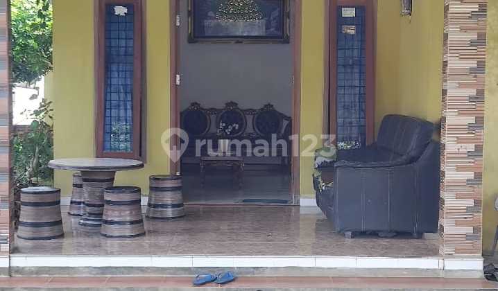 Spacious House with a Large Yard Spacious House with a Large Yard