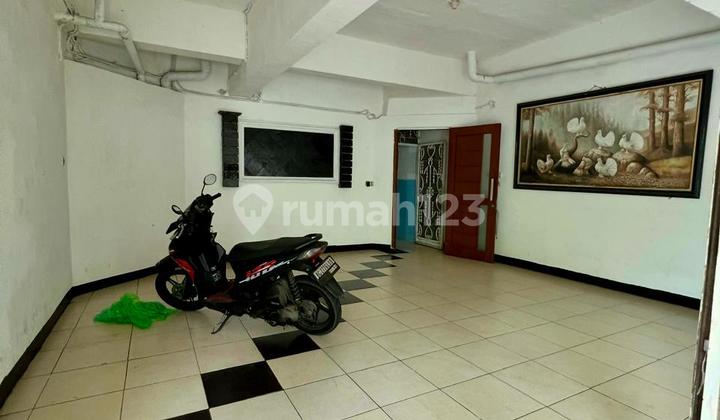 For Sale Old House Land Only in Pulomas 2