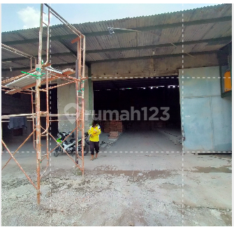WAREHOUSE AND BUILDING MATERIAL STORE ON JL RUNGKUT INDUSTRI KIDUL SURABAYA