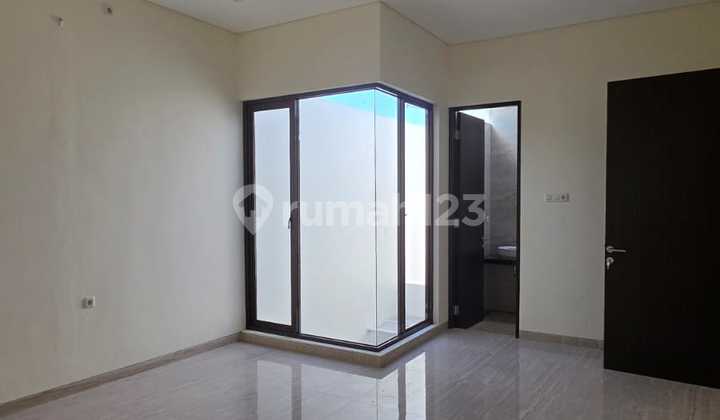 For Sale Commercial Building on Main Road Surabaya Center For Sale Commercial Building on Main Road Surabaya Center