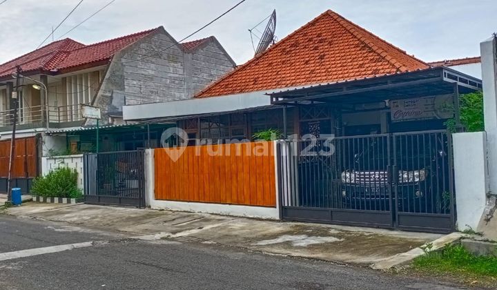 For Sale House on Cisedane Street, Surabaya City Center 1