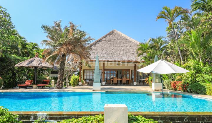 Exclusive Beachfront Property in Lovina with Guest House