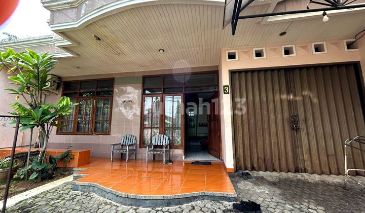 Bebas Banjir, 2 Lantai, SHM, Dekat Pusat Perbelanjaan, Siap Huni,