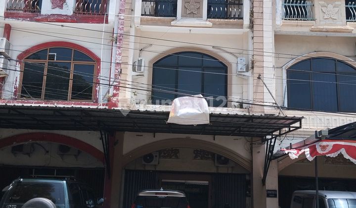 Premium Strategic 3-Storey House in Siliwangi 1