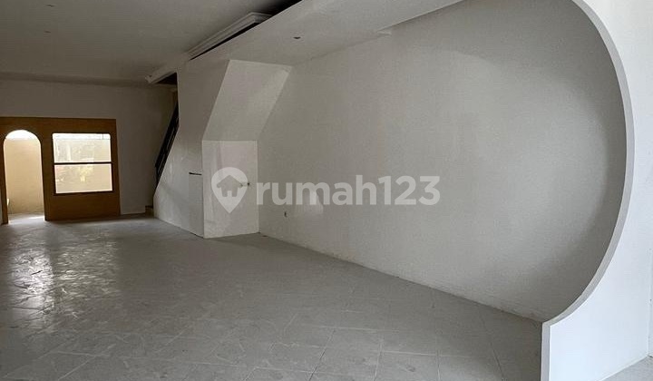 Strategic 3-Story Shophouse Near Carstenz Mall and Ipeka School