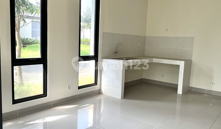 Rumah Hoek Baroni Seberang Kolam Renang Clubhouse Rapi Boulevard
