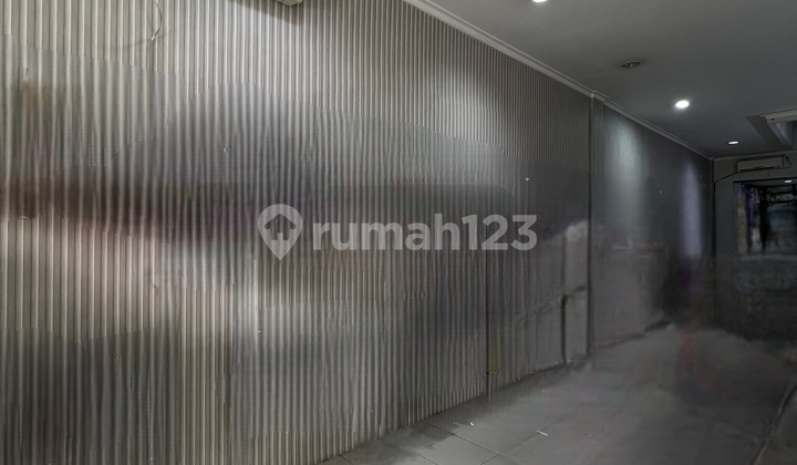 1b Boulevard Utama Gading Serpong Shop House, 3 Floors, Rarely Available, Excellent Condition, Neat, Super Strategic Location. 2