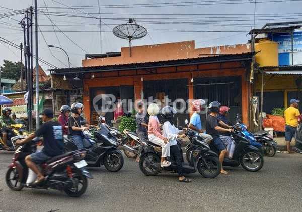 House + 2 Shops in Tuban