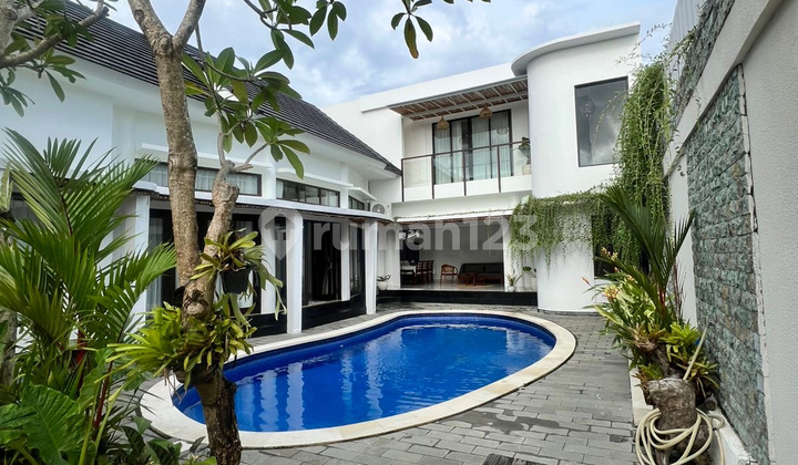 For Rent 4-Bedrooms Spacious Villa in Sanur For Rent 4-Bedrooms Spacious Villa in Sanur