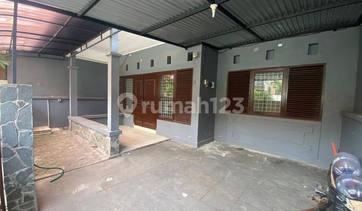 Rumah 1-lantai Di Taman Grya Nusa Dua Dengan Ruang Tamu Yang Luas