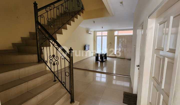 Diisewakan Townhouse Pluit Samudera 7X18 Semi Furnish