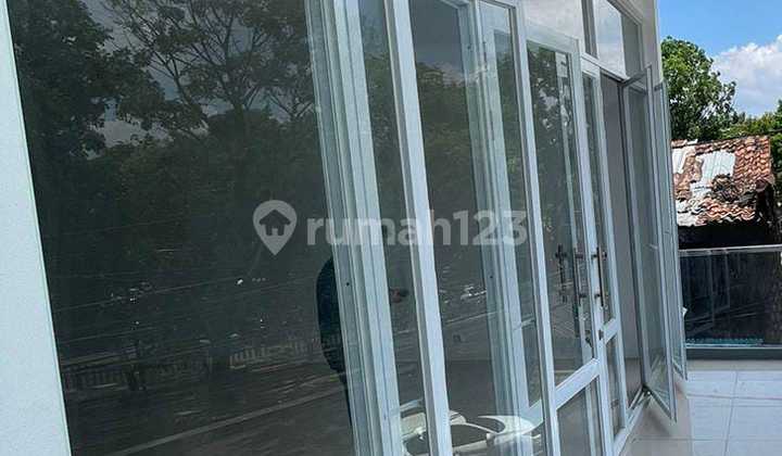 FOR RENT: 3-STORY SHOPHOUSE IN STRATEGIC LOCATION AT SURAPATI BANDUNG, CLEAN AND WELL-MAINTAINED BUILDING