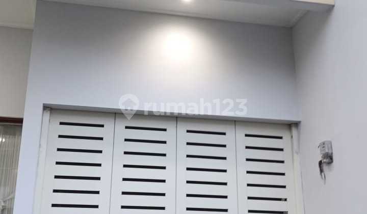 Di Jual Rumah Cantik 2 LT di Intercon Jakarta Barat
