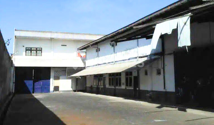 DISEWAKAN GUDANG SIAP PAKAI WARU - SIDOARJO Halaman parkir luas
