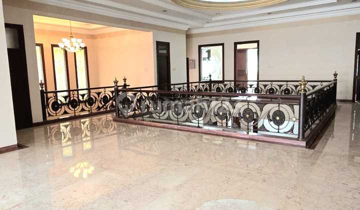 Rumah SHM Megah dan Eksklusif di Kawasan Elit Pakuwon Indah 2