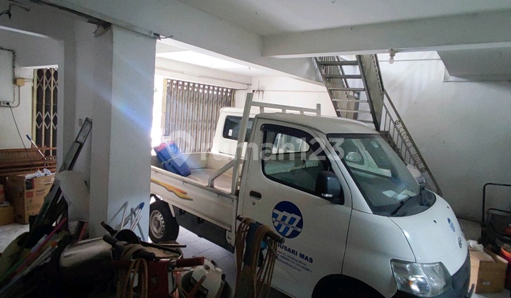 Rent a Spacious 10-Bedroom House in Ngagel, Surabaya, Near Klaska