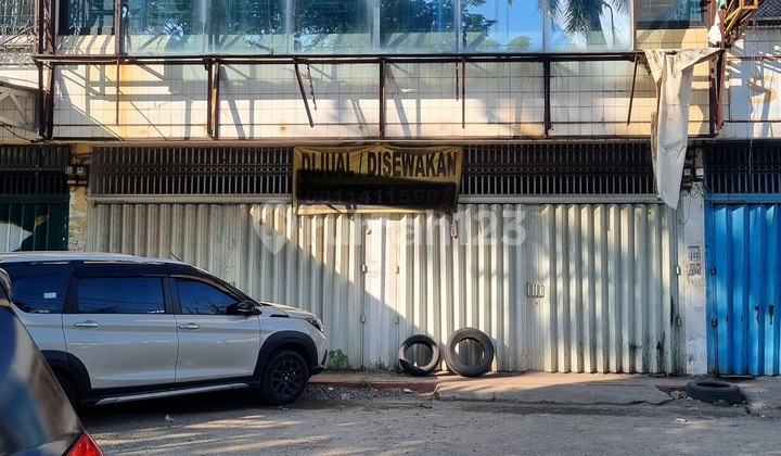 For Rent Fast Two Shophouses Dempt on Sultan Hasanudin Road Axis, Gowa.