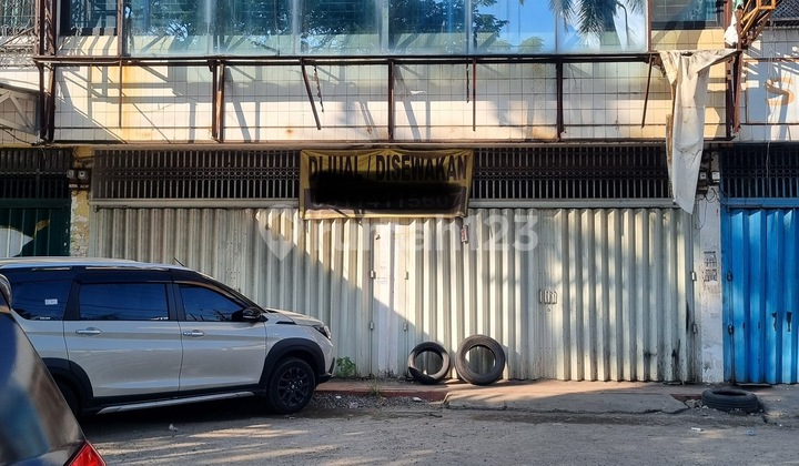 For Rent Two-Story Shop House Strategic Location on Sungguminasa Axis, Makassar City Prime Roadside Location For Rent Two-Story Shop House Strategic Location on Sungguminasa Axis, Makassar City Prime Roadside Location