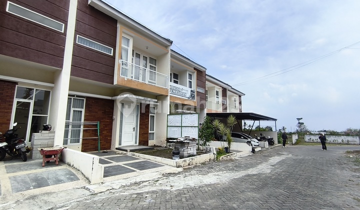 Kota Batu 2-Storey Villa Ready to Use Only 800 Million Close to Jatimpark