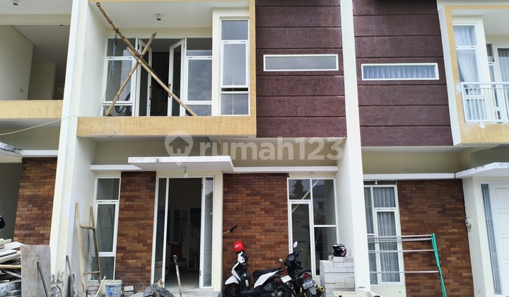 Kota Batu 2-Storey Villa Ready to Use Only 800 Million Close to Jatimpark