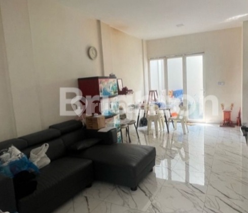 Rumah Model Villa Di Jewel Residences