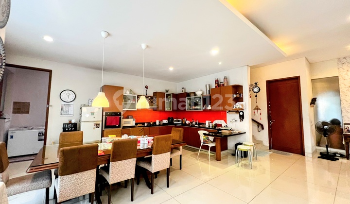 Giri Loka 2, Rumah Mewah Besar Ruang Keluarga Luas, dan Area Taman di Belakang Giri Loka 2, Rumah Mewah Besar Ruang Keluarga Luas, dan Area Taman di Belakang