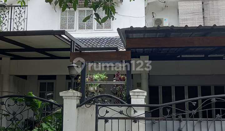 House for sale in a strategic location in Bintaro Jaya. 2