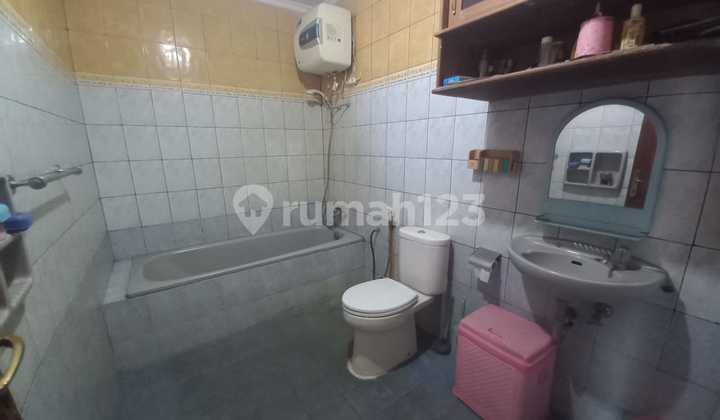 Rumah Asri dengan Tanah Luas di Lokasi yang Tenang 2