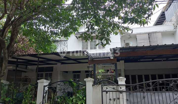 House for sale in a strategic location in Bintaro Jaya.